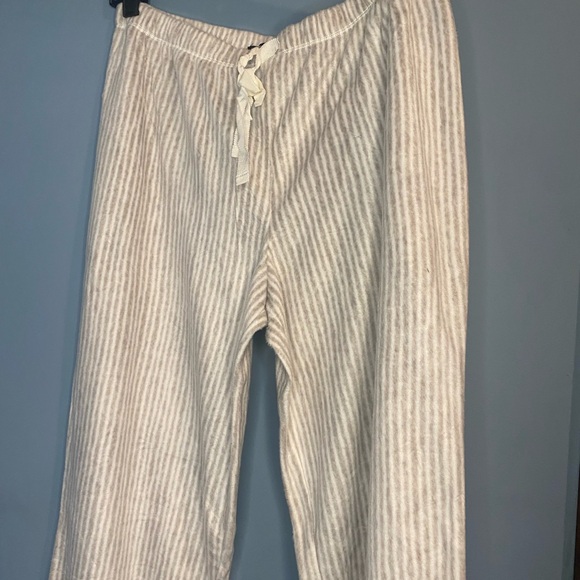 Simply Vera Vera Wang Cream and Beige 2 Piece Striped Pajama Set Size Medium NWT - Picture 5 of 8